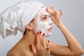 aplicando una mascarilla para el rejuvenecimiento de la piel