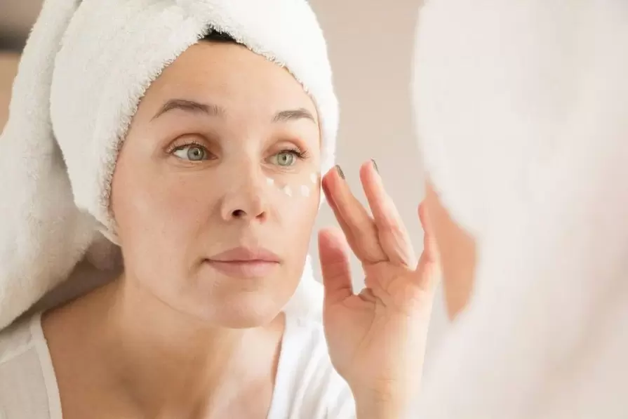 aplicar crema antiarrugas debajo de los ojos