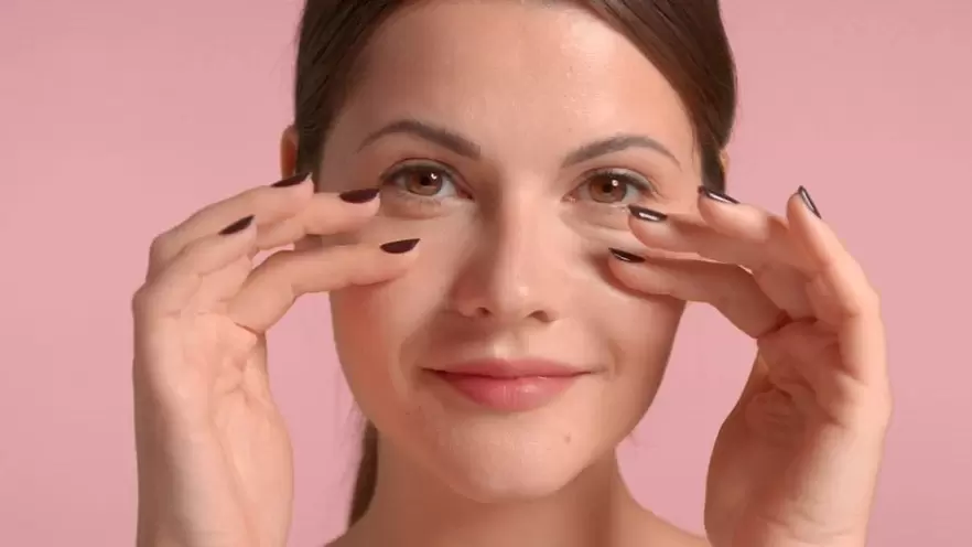 masaje contra las arrugas alrededor de los ojos